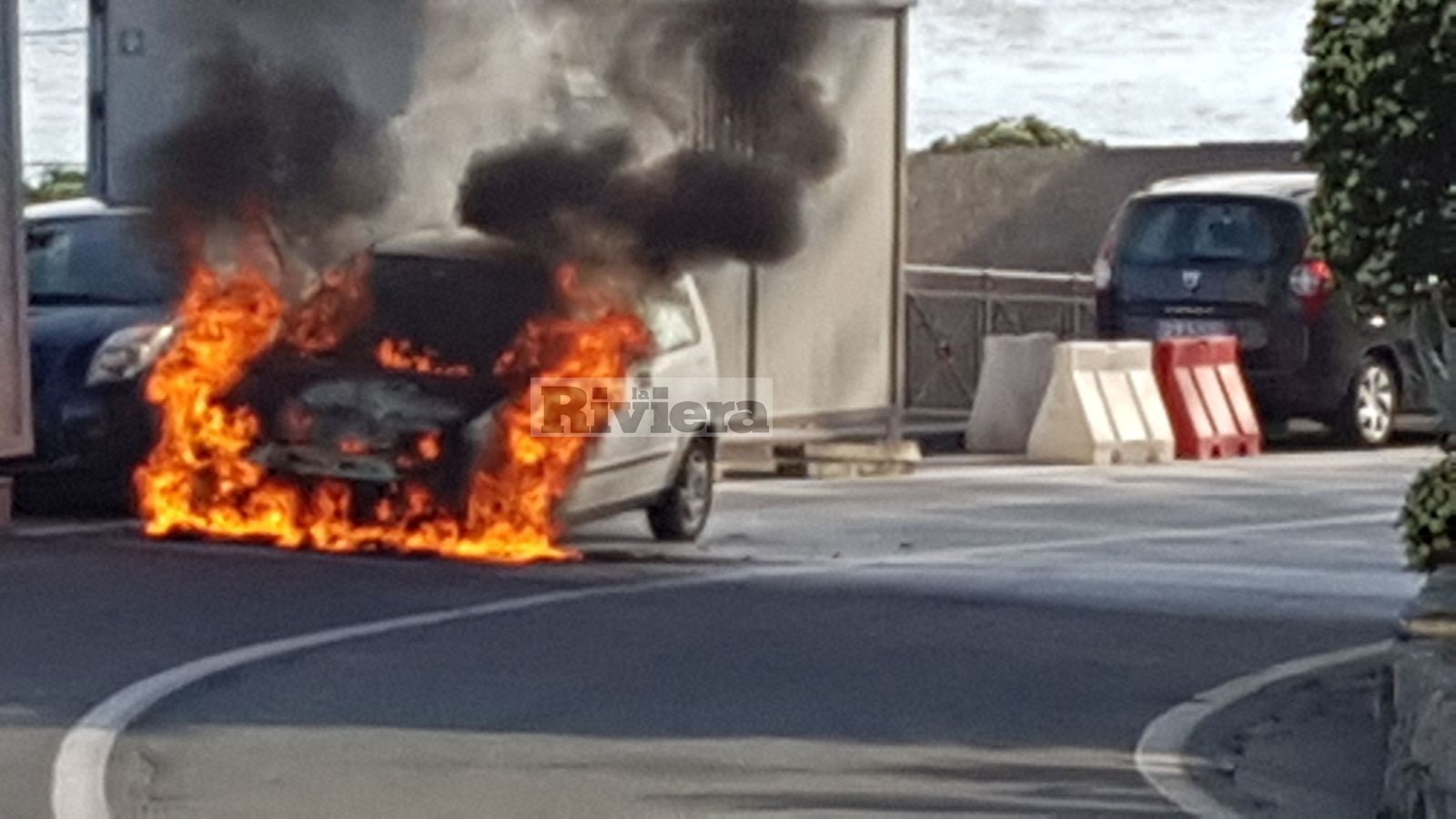 Incendio Auto Bordighera Capo Ampelio2