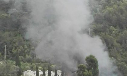 Brucia una serra a Camporosso: indagini in corso sui motivi/ Foto