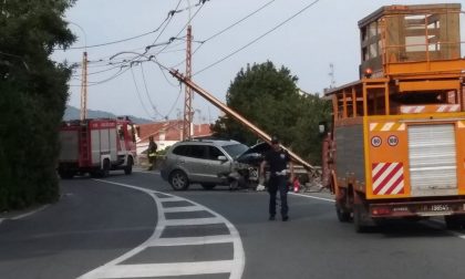 Suv si schianta contro linea elettrica: traffico bloccato sull'Aurelia