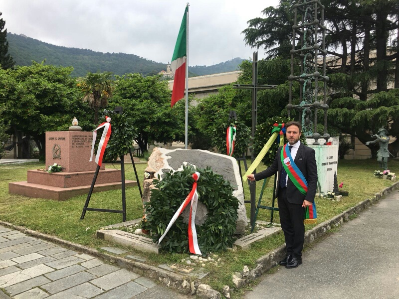 Piana a fianco del cippo in memoria degli esuli