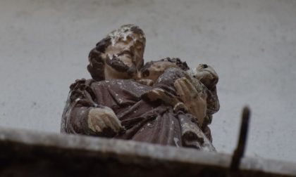 Allarme piccioni a Bordighera Alta: le deiezioni colpiscono pure la statuina del santo