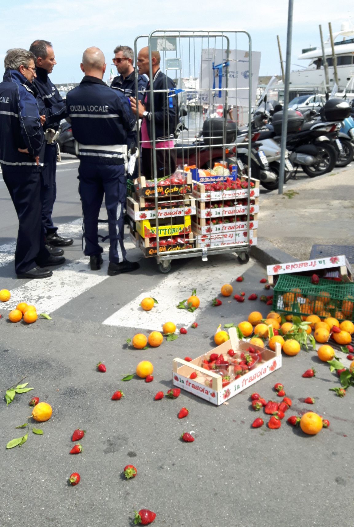 Polizia municipale Sanremo venditore abusivo frutta