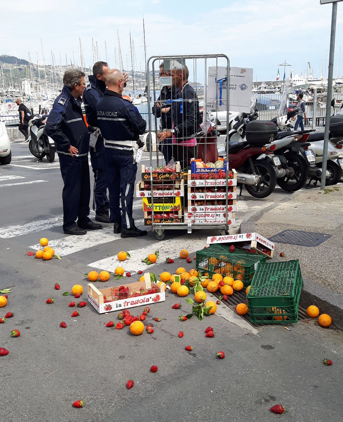 Polizia municipale Sanremo venditore abusivo frutta_02