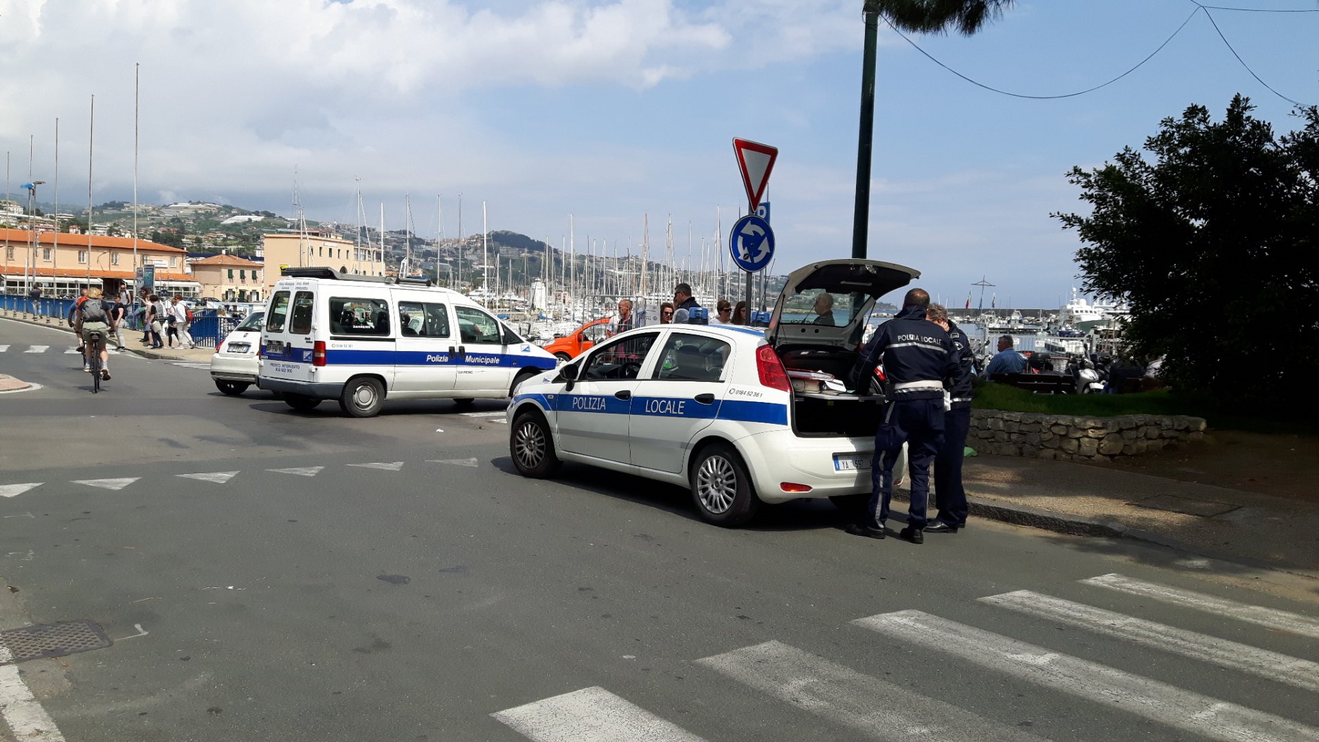 Polizia municipale Sanremo venditore abusivo frutta_03