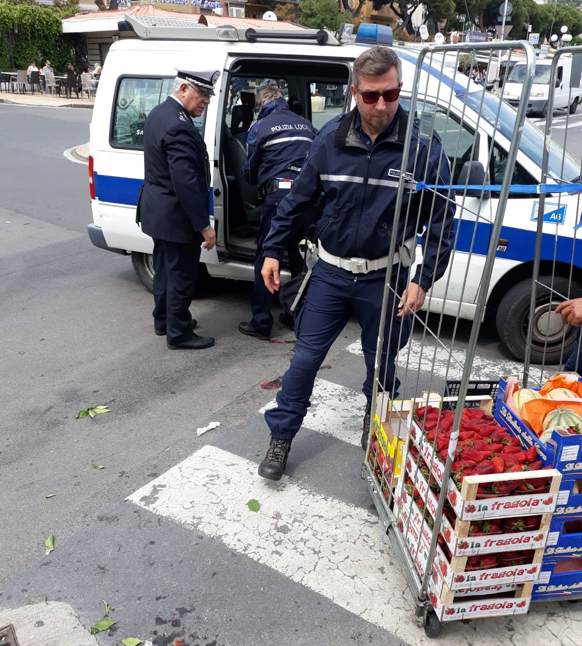 Polizia municipale Sanremo venditore abusivo frutta_06