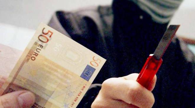Bandito armato di cutter, forse anche pistola, rapina banca Carige