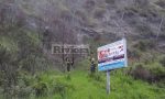 Mucca muore precipitando nella roccia. Vigili del fuoco la recuperano. Foto