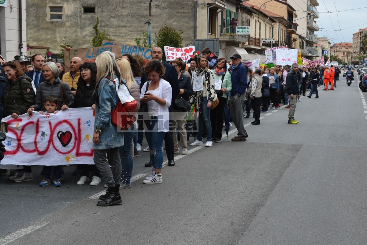 Scuola Sant'Anna Vallecrosia manifestazione corteo 2 maggio 2018_02