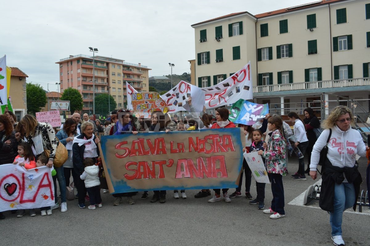 Scuola Sant'Anna Vallecrosia manifestazione corteo 2 maggio 2018_16