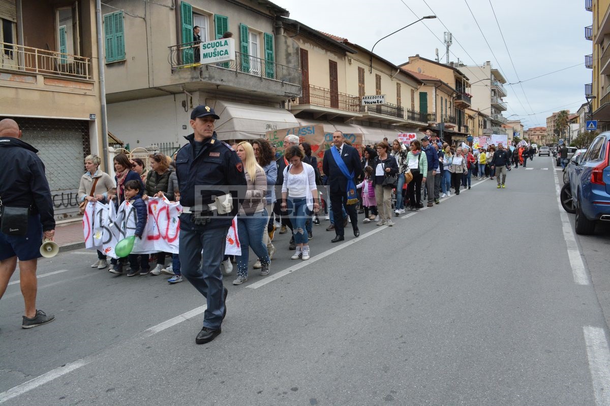 Scuola Sant'Anna Vallecrosia manifestazione corteo 2 maggio 2018_29