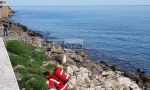 Francese cade dal muro e finisce sugli scogli a Ponte San Ludovico