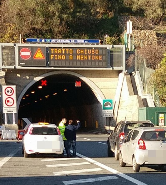 Donna a piedi in autostrada: traffico bloccato per mezzora sull’A10
