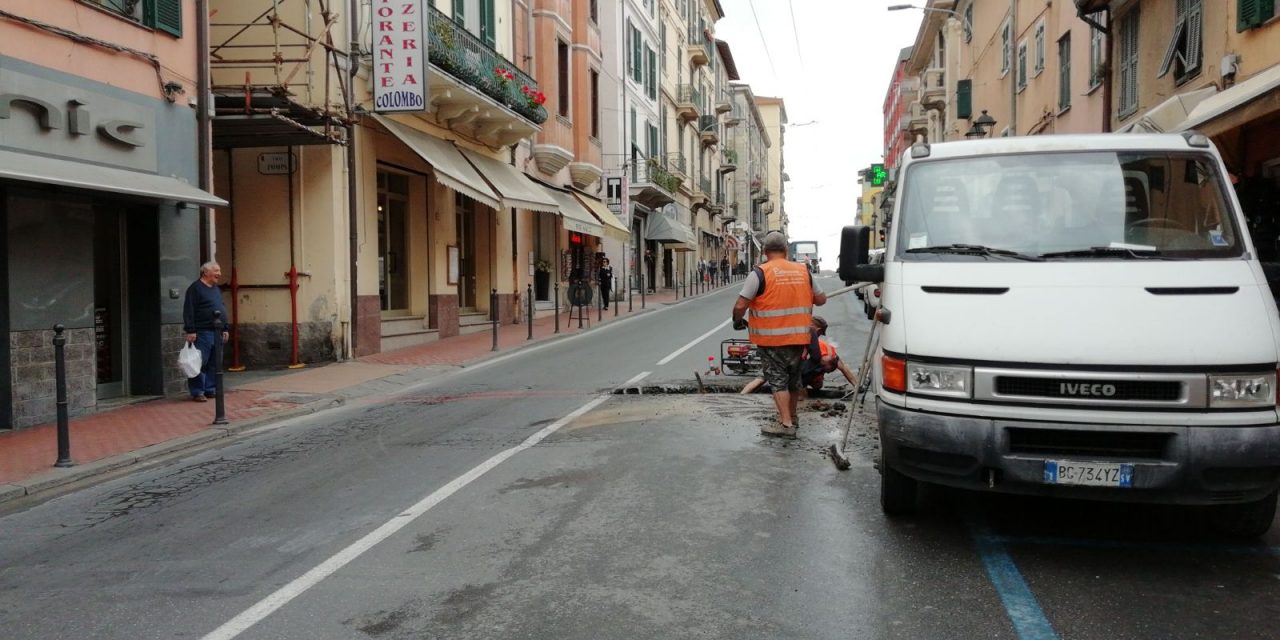 Tubatura rotta in via Cavour a Ventimiglia: traffico in tilt
