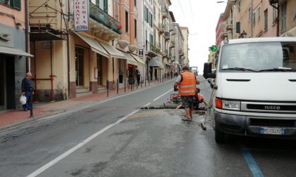 Tubatura rotta in via Cavour a Ventimiglia: traffico in tilt