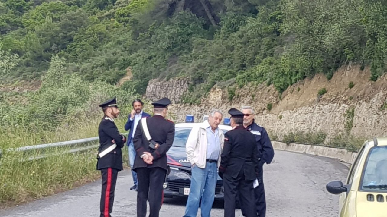 Un uomo blocca 12 camion contro il mancato indennizzo dell’esproprio della strada