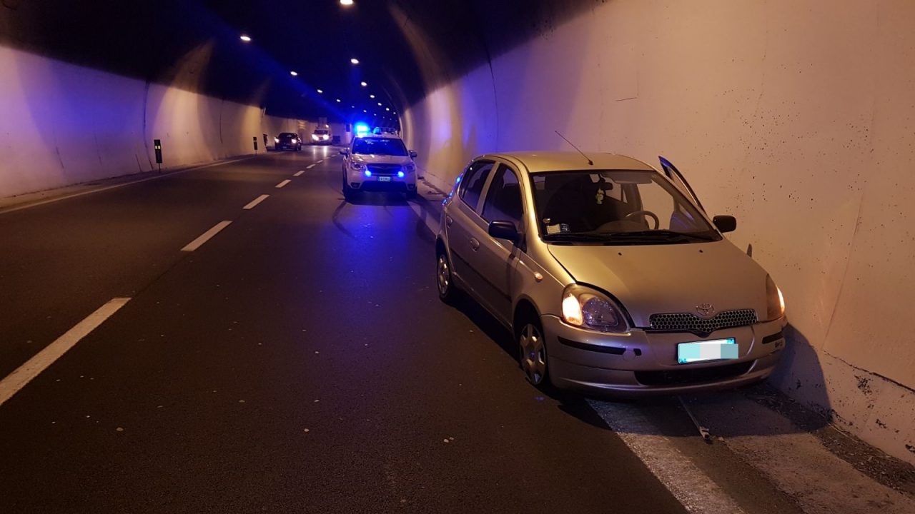 Auto contro un  muro in Aurelia Bis