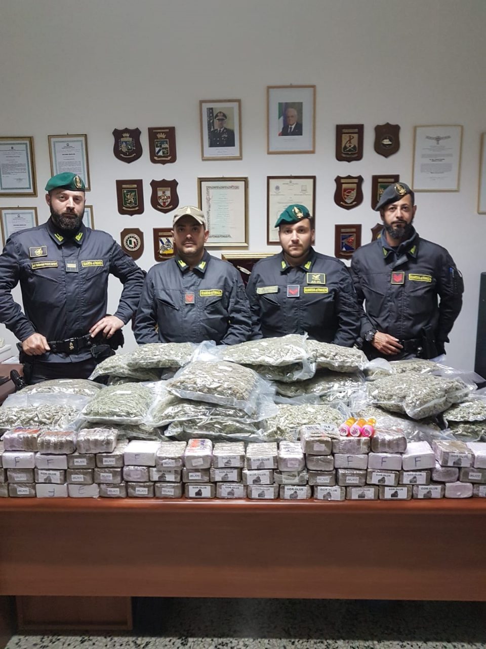Circa 70 kg di droga nascosti tra le caramelle