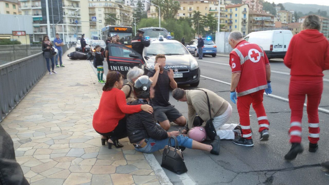 Grave scontro tra auto e moto: i mezzi guidati da due giovani