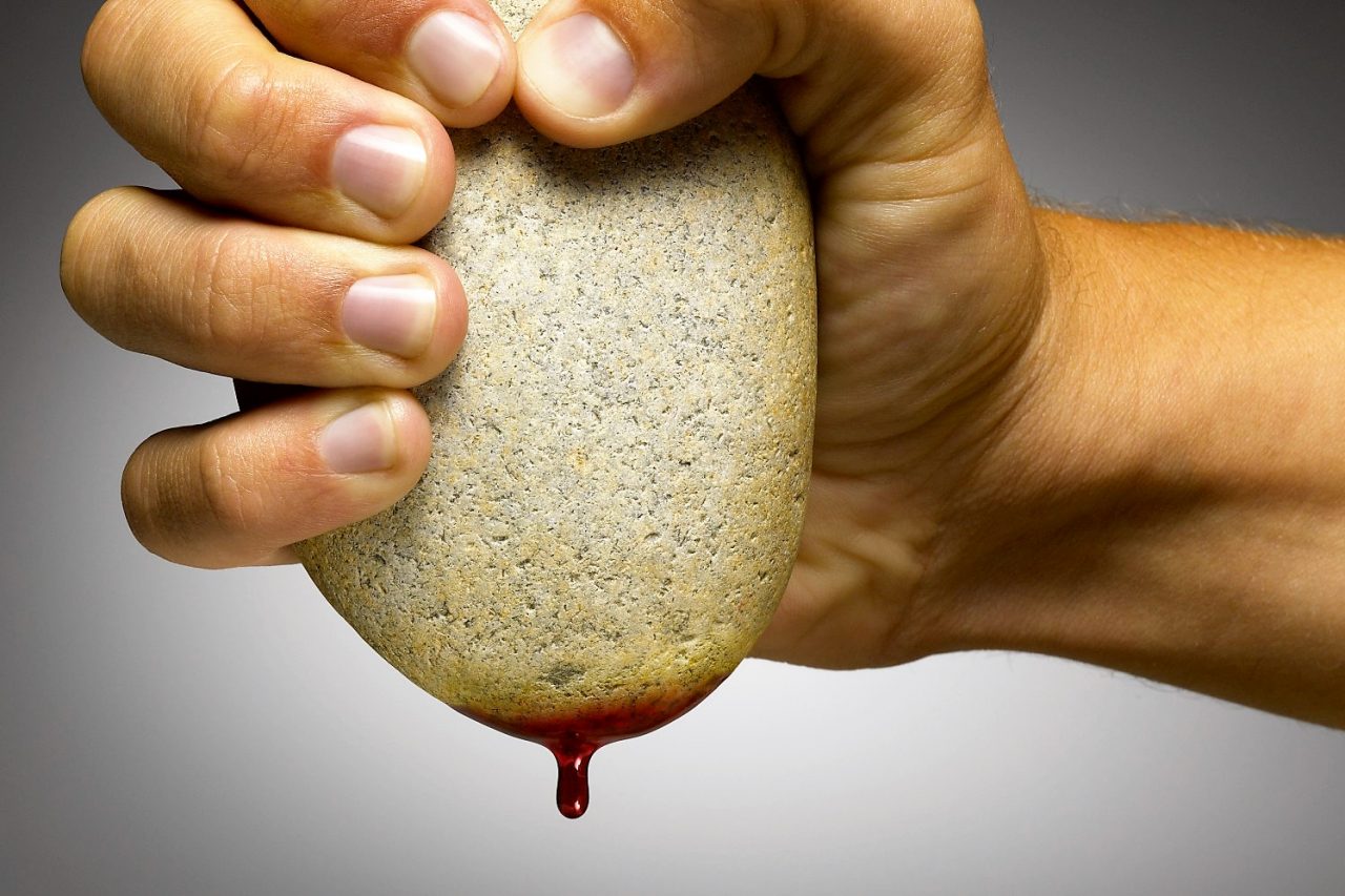 Preso a pietrate in pieno centro, giovane in ospedale con il cranio fratturato