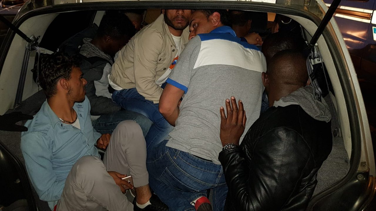 Arrestato trafficante di uomini: nella sua auto stipati 11 migranti