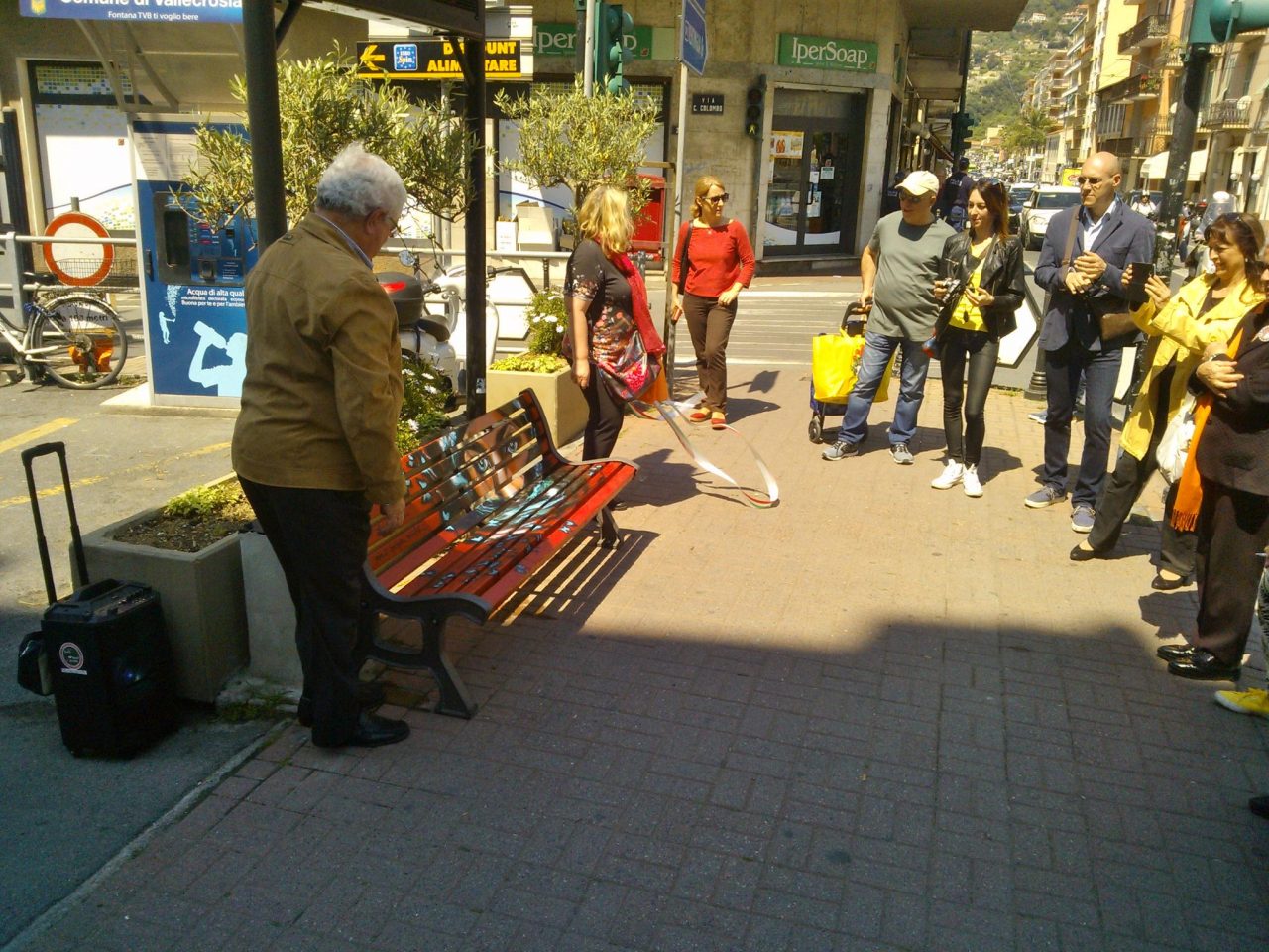 Inaugurate le panchine rosse contro la violenza