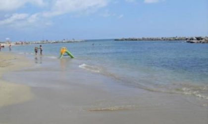 Un bambino sta per soffocare in spiaggia, lo salva un'ostetrica