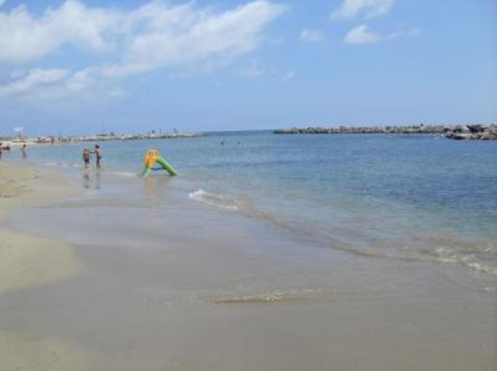 Un bambino sta per soffocare in spiaggia, lo salva un’ostetrica