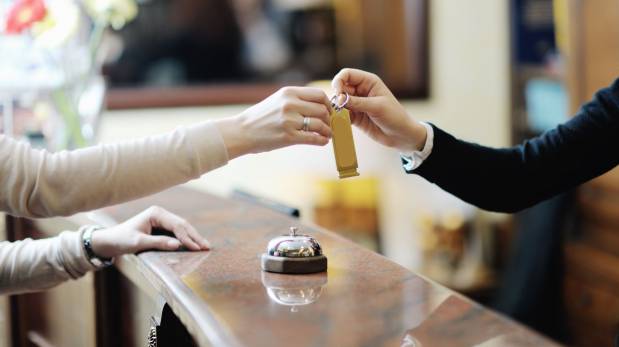 Coppia facoltosa alloggia in hotel e poi cerca di allontanarsi senza pagare