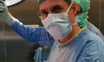 Su Facebook la foto del candidato chirurgo in sala operatoria, nasce un caso