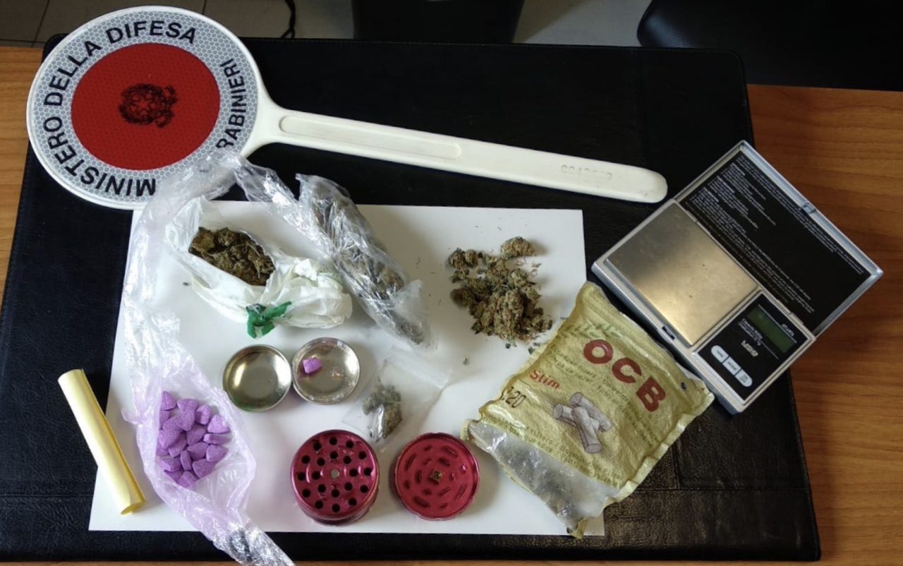 Ecstasy e marijuana in pineta: 20enne in manette