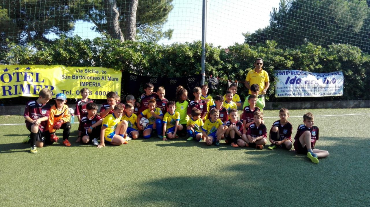 Stefano Sturaro in visita al campo di San Bartolomeo al Mare: foto e video