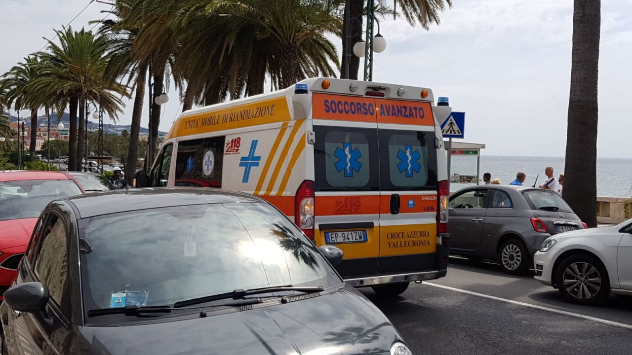 Soccorsi a sirene spiegate: Fiat tampona l’automedica