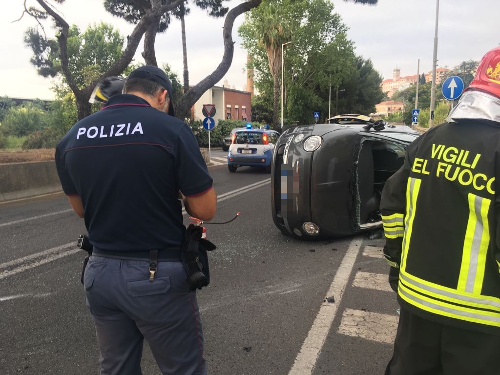 Auto si cappotta dopo un violento schianto: grave una donna