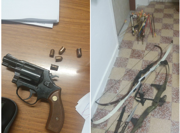 Marito e moglie minacciano di morte il vicino con arco e frecce