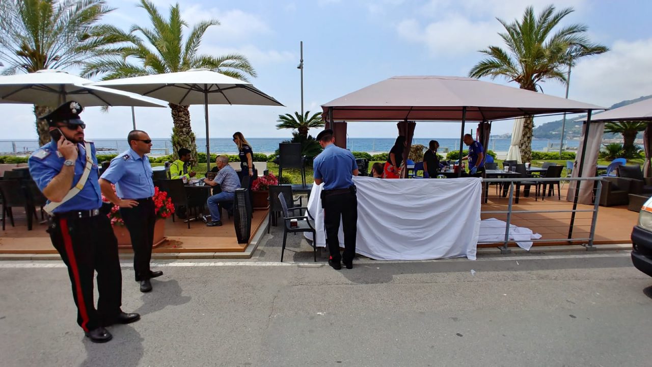 Donna muore stroncata nel dehor di un bar: era appena entrata per salutare