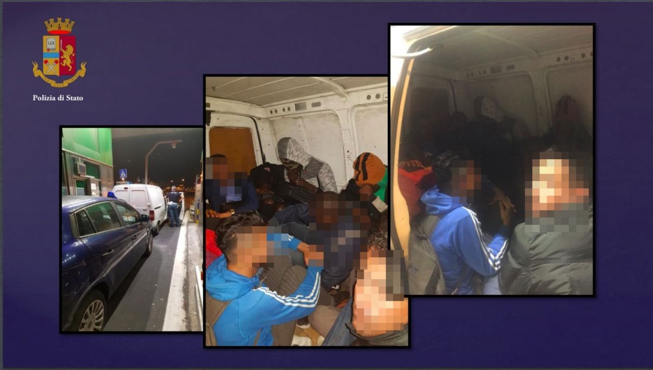 Stipati a strati dentro un’auto 14 stranieri, due arresti della polizia/ Foto e Video