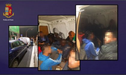Stipati a strati dentro un'auto 14 stranieri, due arresti della polizia/ Foto e Video