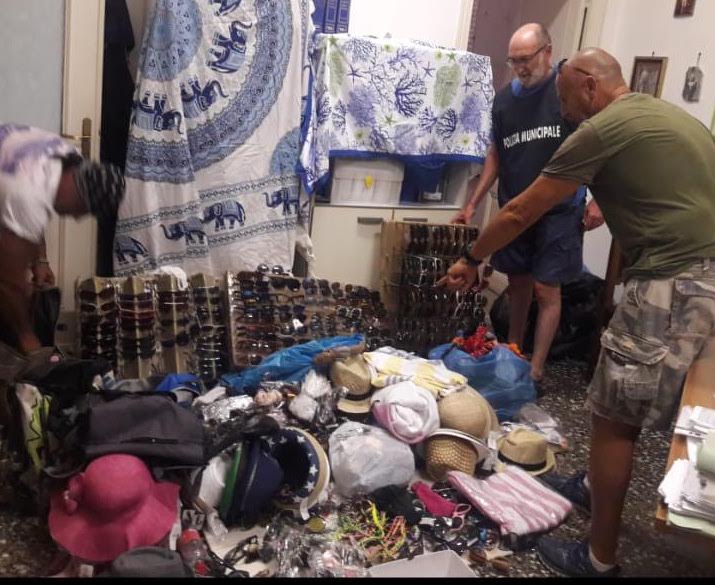 Poliziotti travestiti da bagnanti per la lotta al commercio abusivo