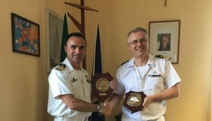 Scambio di doni tra Nave Italia e la Capitaneria di Imperia