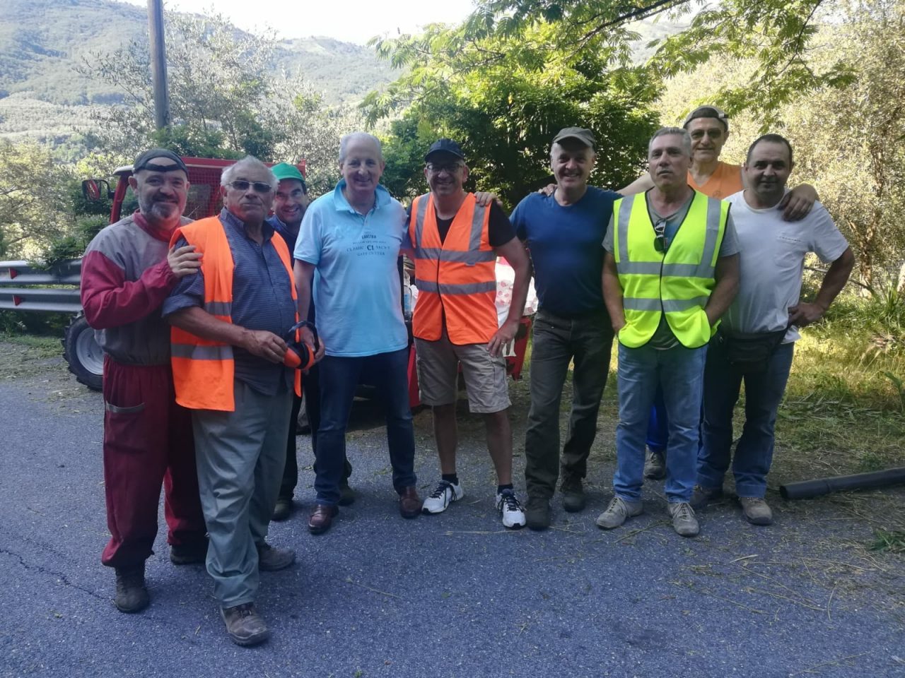 Aurigo: volontari puliscono le strade