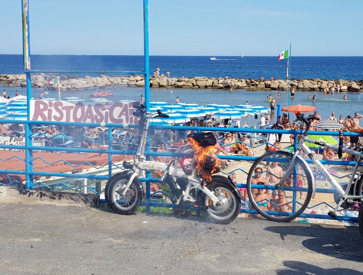 A fuoco una bicicletta elettrica ai bagni Oasi