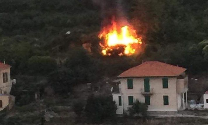 Grosso incendio in un’abitazione abbandonata: sul posto i Vigili del Fuoco