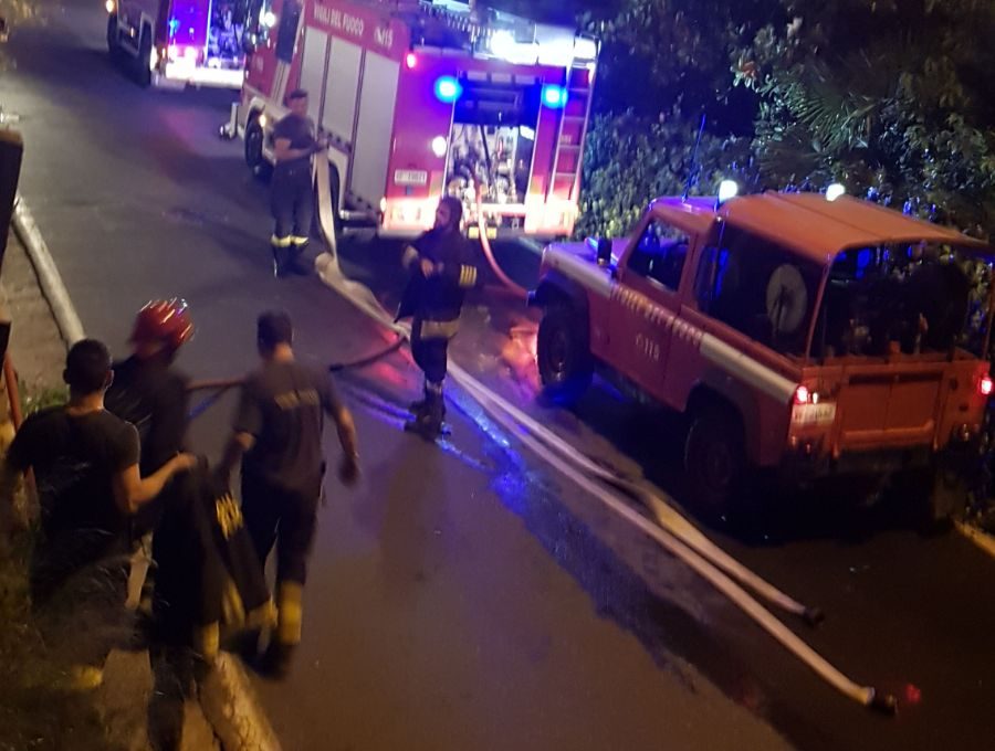 Spento l’incendio nella casa abbandonata, probabile abitazione abusiva