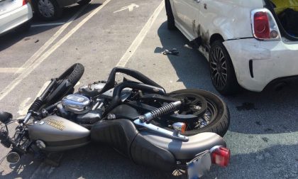 Moto si scontra contro un'automobile durante un sorpasso