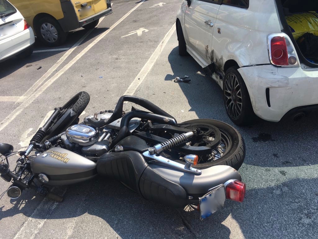 Moto si scontra contro un’automobile durante un sorpasso