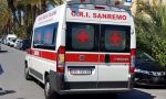 Ciclista cade e sbatte contro un'auto