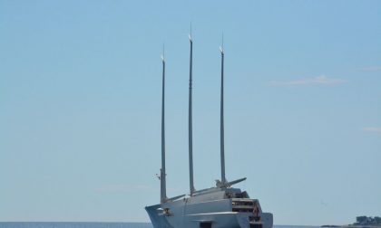 Al largo di Mentone e Ventimiglia ancorato lo yacht a vela più grande del mondo