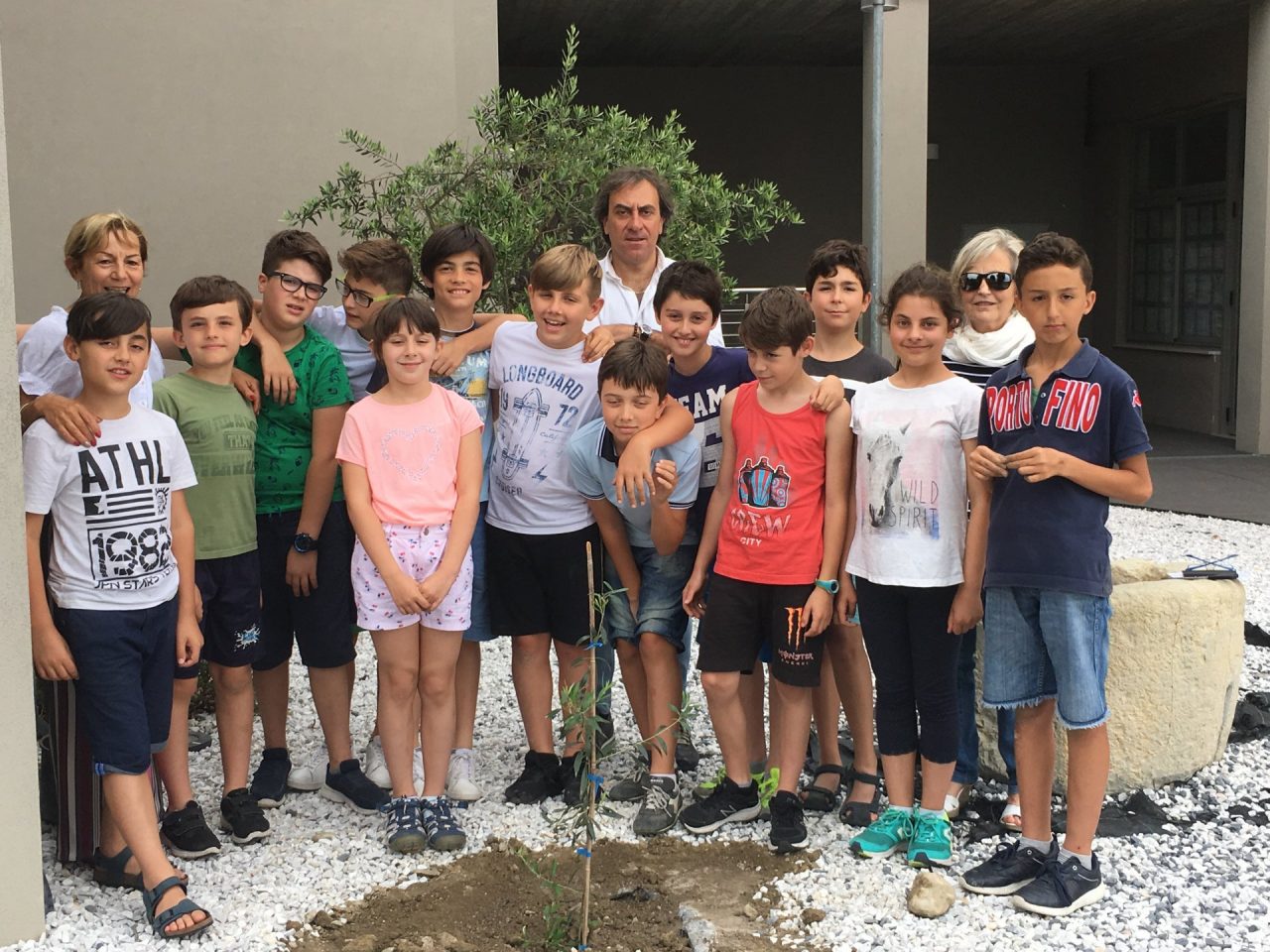 Un ulivo piantato per sigillare il gemellaggio tra la scuola di Cipressa e quella di Sant’Oreste