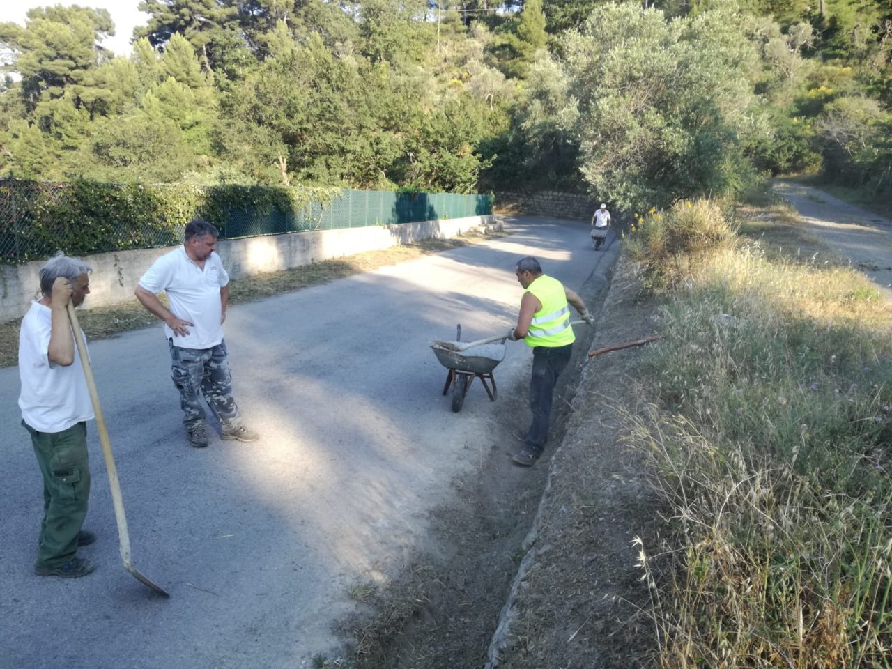 Volontari al lavoro per pulire le strade