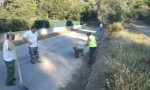 Volontari al lavoro per pulire le strade